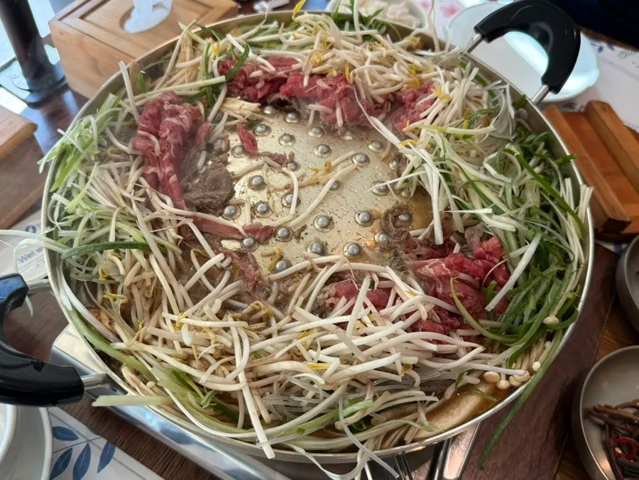 야채가 수북이 쌓인 파불고기 전골