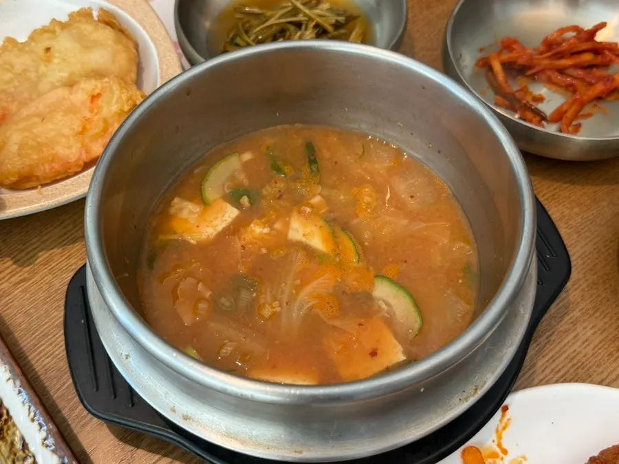 정식에 기본으로 나오는 돌솥밥과 숭늉