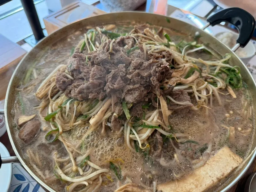서비스로 나온 청국장 뚝배기
