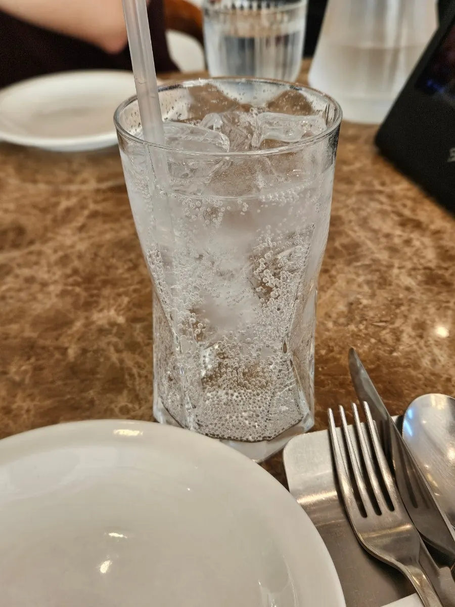 더미뇽 서울 테이블 위 컵과 커트러리