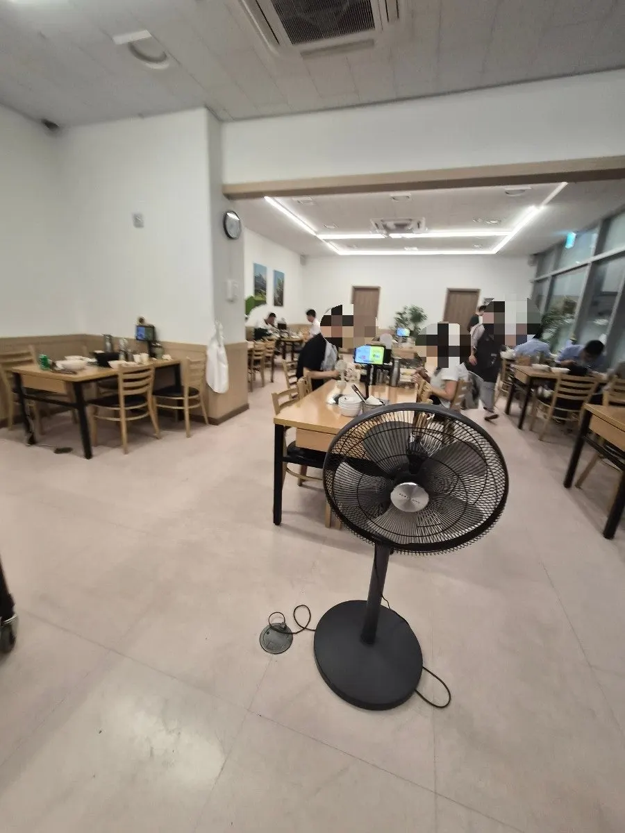 Wide, open interior tables