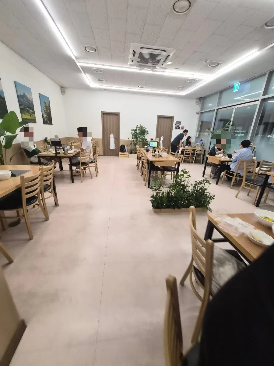 Busy Sunday evening restaurant scene