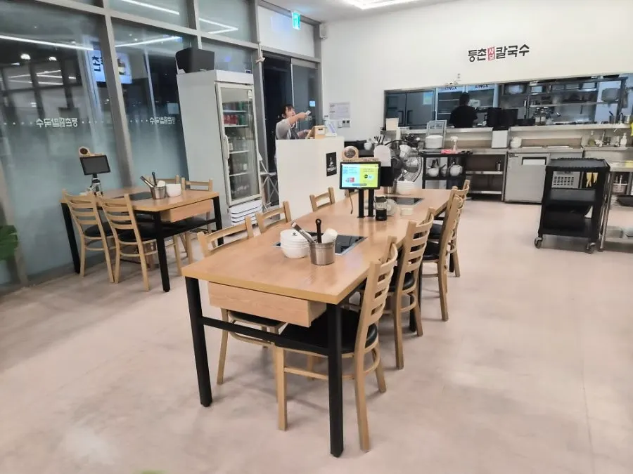 Overview of the dining hall at Deungchon Shabu Kalguksu Giheung Station Branch