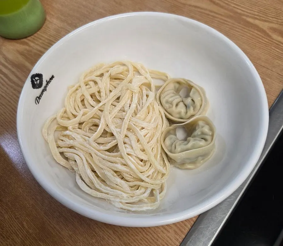 Side dishes and sauce served with the kalguksu