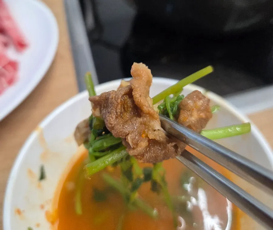 Spicy broth simmering with minari and mushrooms blended together