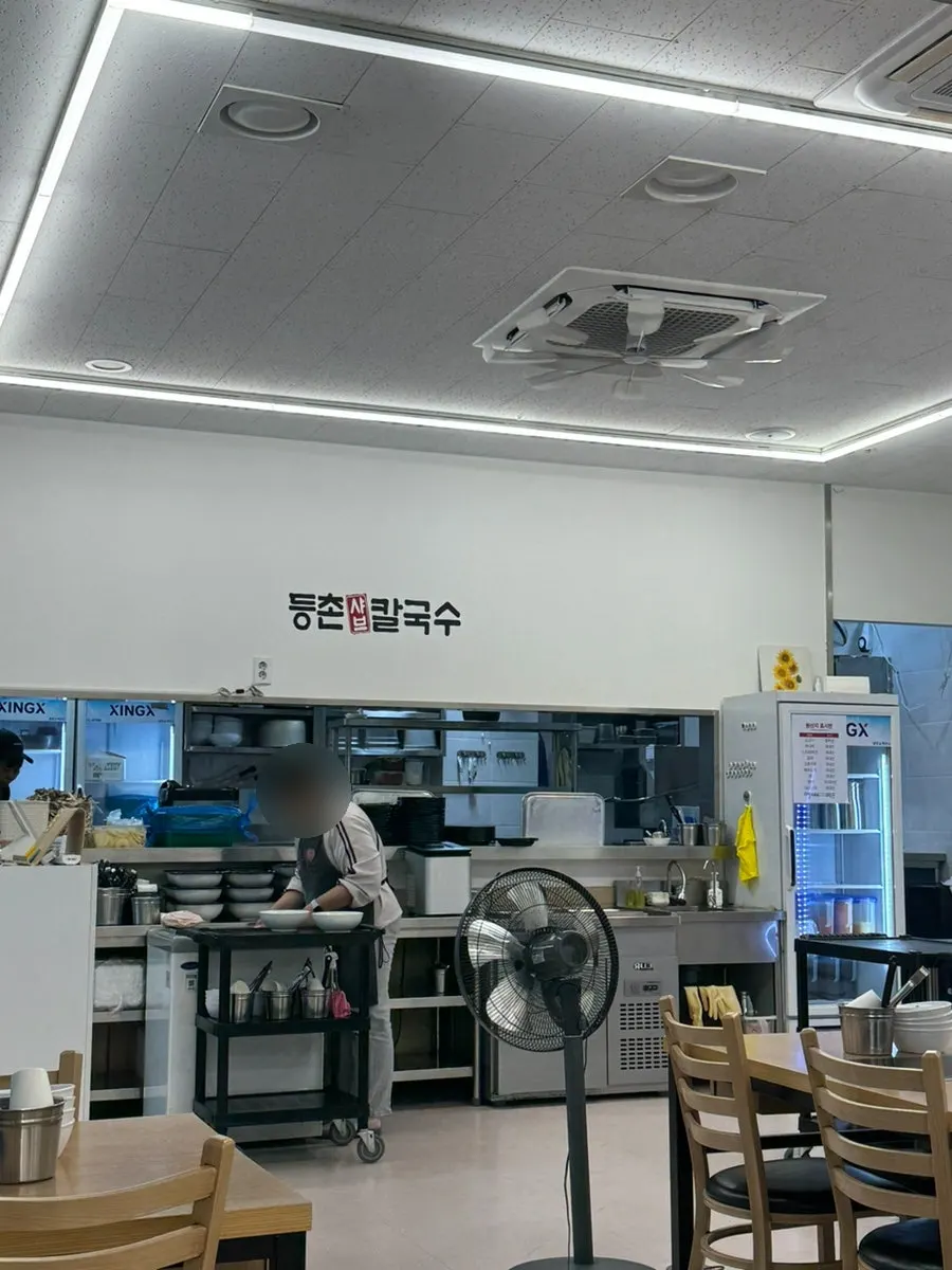 테이블 간격이 넓은 등촌샤브칼국수 기흥역점 매장 내부