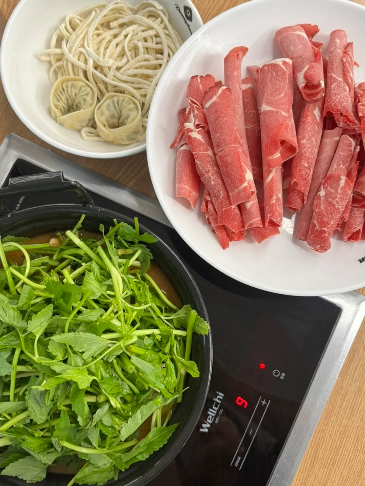 얼큰 버섯칼국수 2인과 샤브소고기 190g 상차림