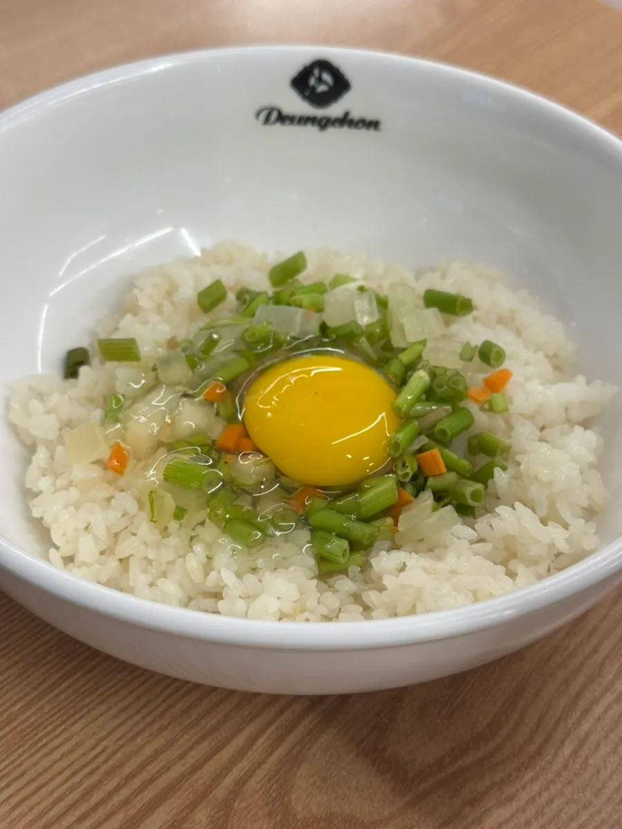 만두와 칼국수 사리가 함께 나온 세트 구성