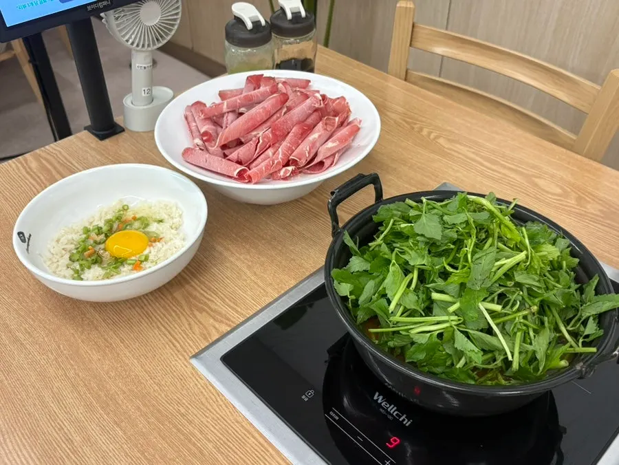 볶음밥용 밥과 재료가 놓인 테이블