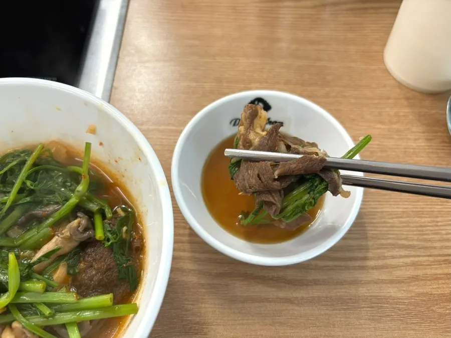 Minari and beef dipped into sauce