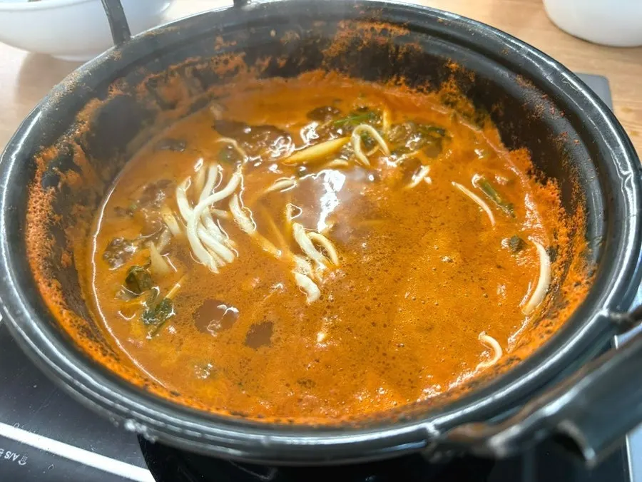 Pot transformed into spicy kalguksu-dumpling soup