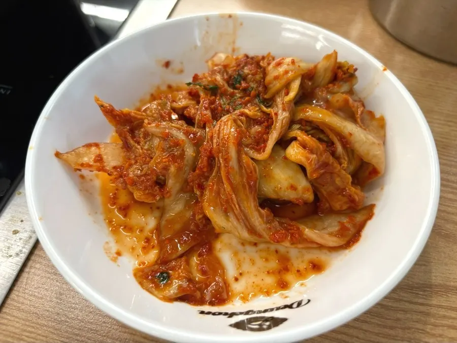 Geotjeori kimchi side dish served with the kalguksu