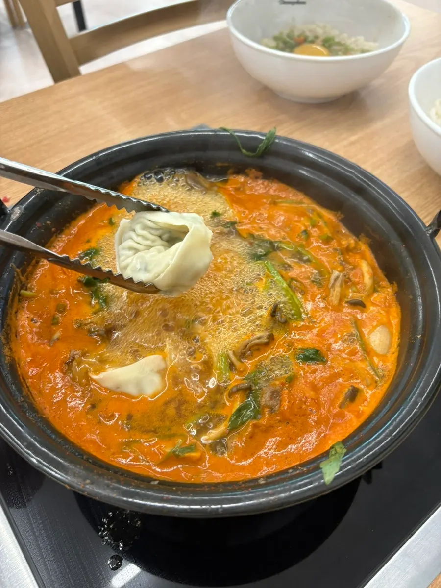 국물에 담긴 버섯과 미나리