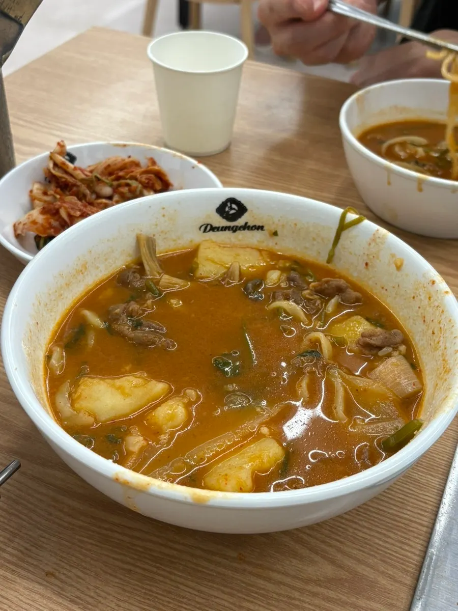칼국수 면사리와 함께 제공된 만두