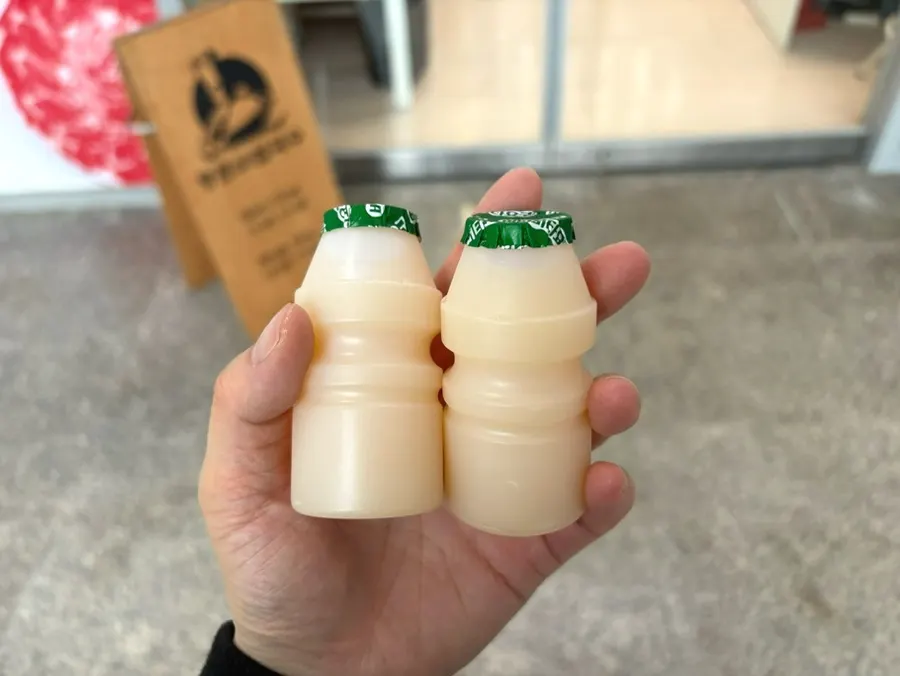 Dessert yogurt drinks prepared by the entrance