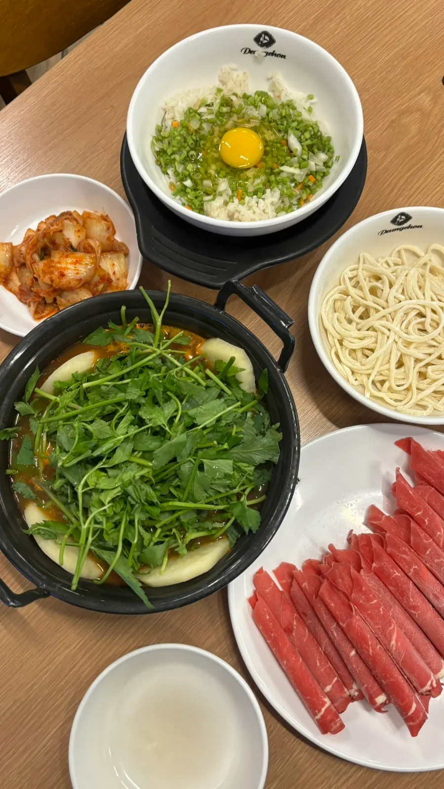 고기 추가한 얼큰버섯 샤브샤브 칼국수 한 상
