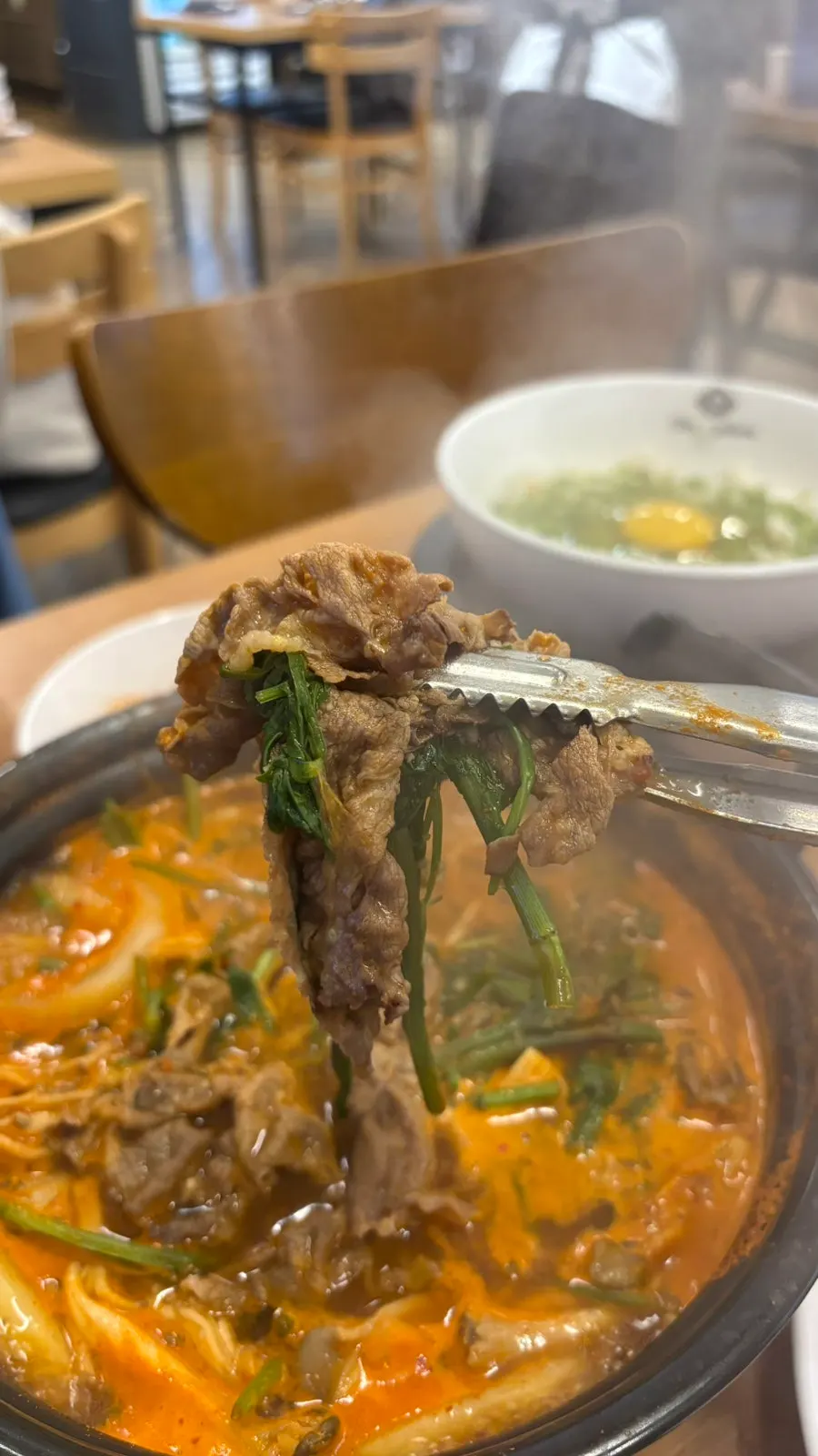 건져낸 샤브샤브 고기와 미나리