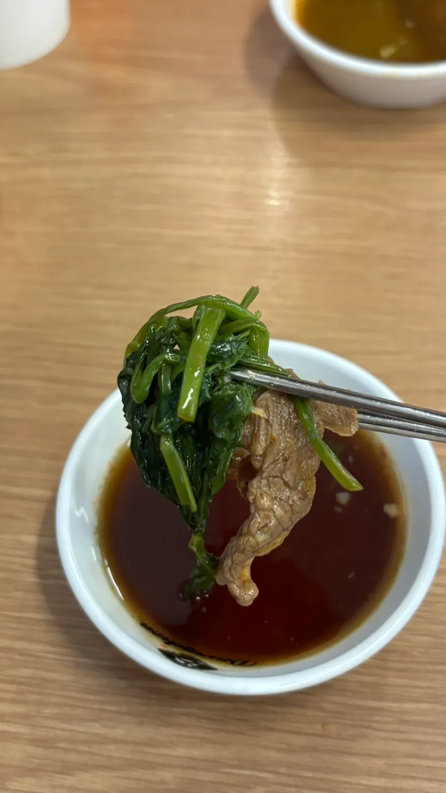 간장소스에 찍은 샤브샤브 고기
