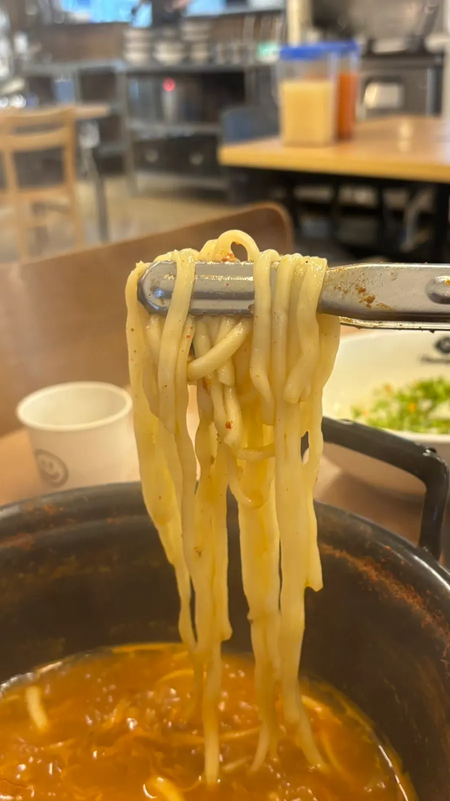 얼큰 육수에 끓인 쫄깃한 칼국수