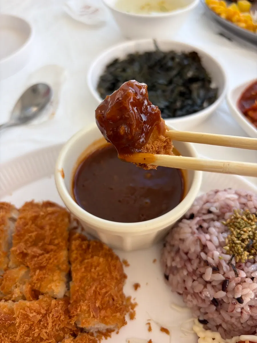 The full breakfast spread enjoyed at Deungdae Gotgan