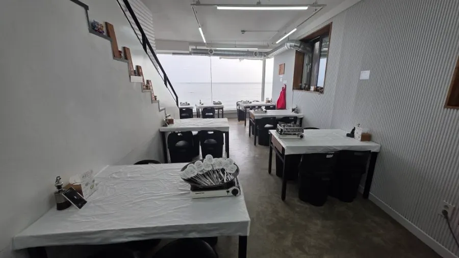 짜글낙지와 낙지해장국이 적힌 등대곳간 메뉴 안내