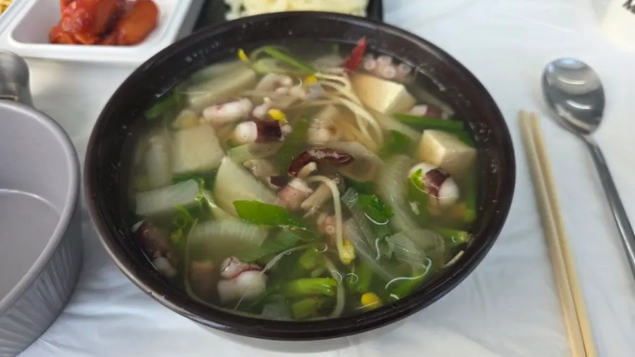 뚝배기에 담겨 나온 낙지해장국