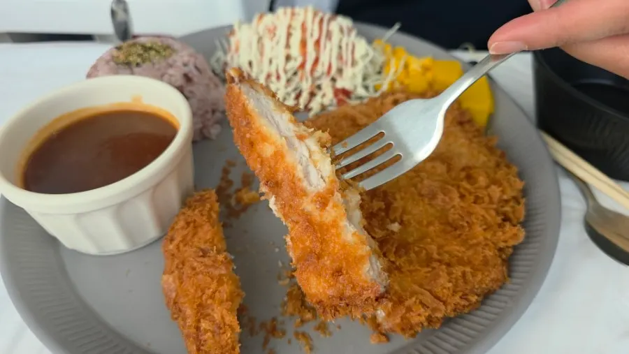 두툼한 고기 단면이 보이는 돈까스