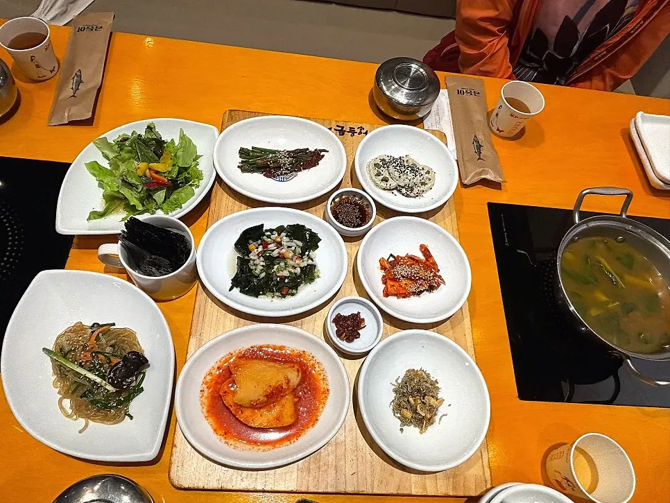 잡채와 쪽파김치 등 기본찬 상차림
