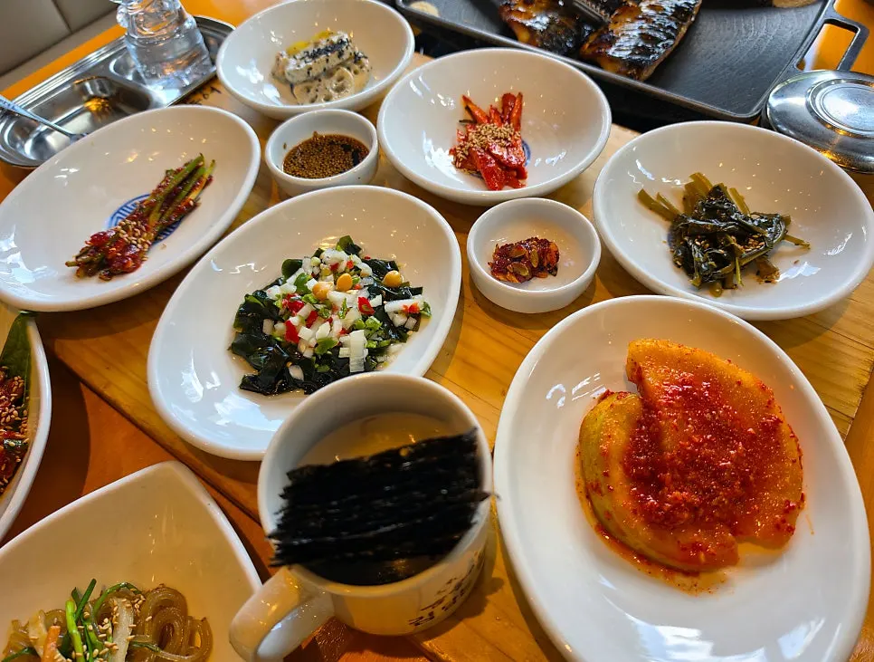 착석 후 세팅된 정갈한 밑반찬