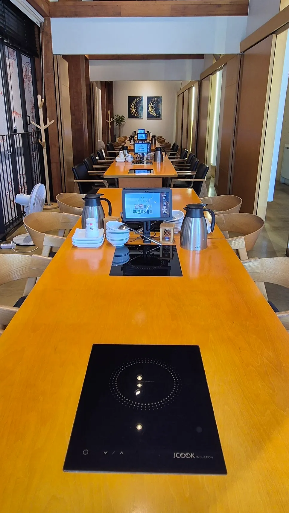 Interior and tables on the second floor of Geumdeungeo Deulanguil Main Branch