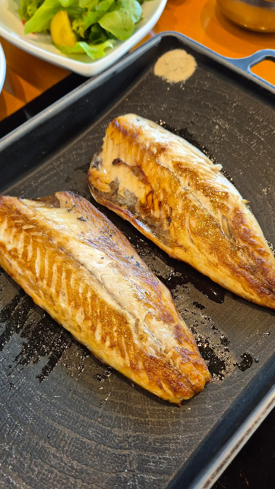 Boneless wood-fired mackerel flesh, easy to pick apart
