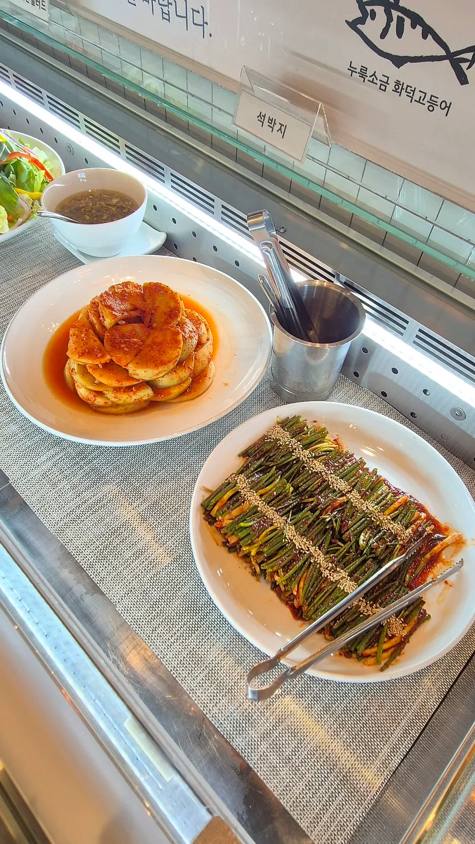 A plate of spicy-seasoned bellflower root side dish