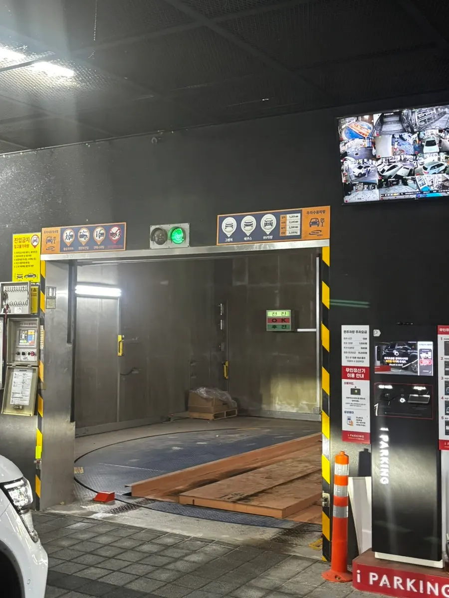Entrance and elevator at Geumdeungeo Deulanguil Main Branch