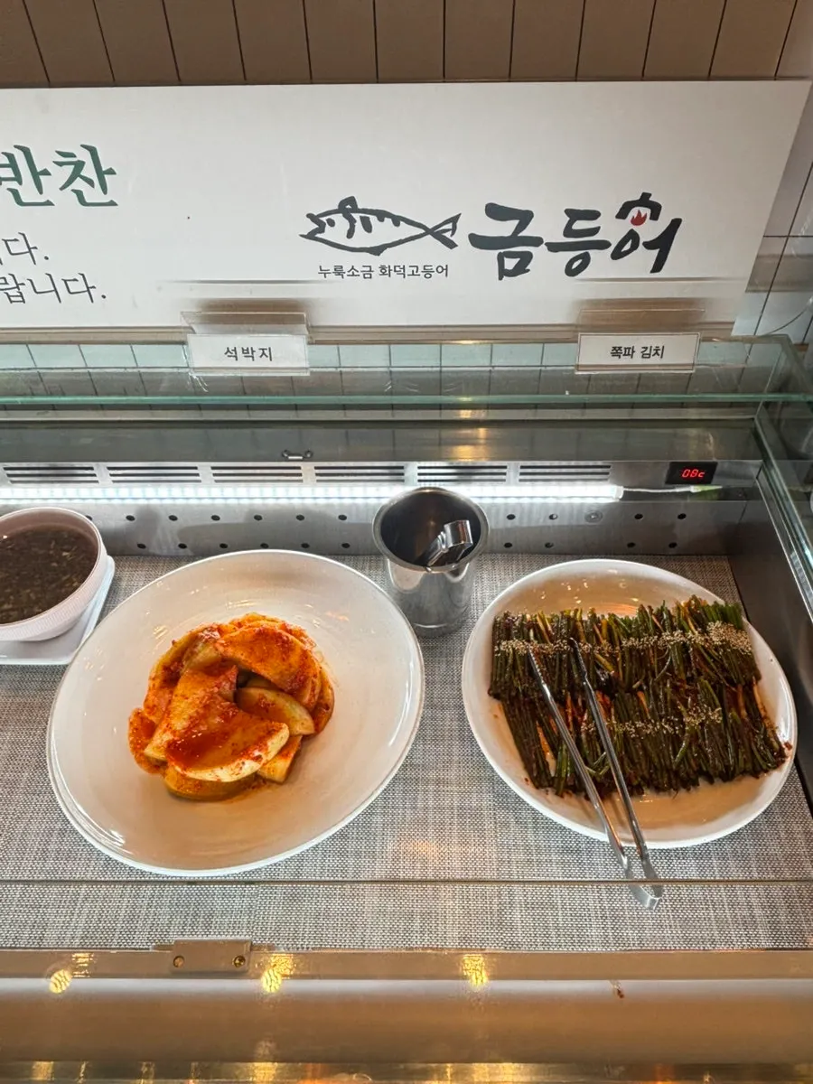 Self-serve bar for refilling side dishes