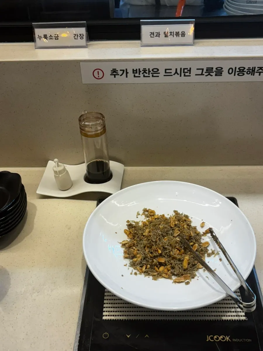 Side dish containers and tongs at the self-serve bar