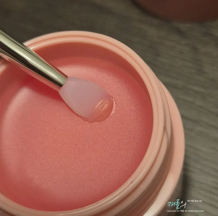 Lip mask with an included spatula
