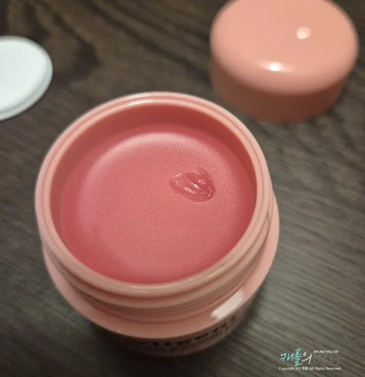 Included spatula for applying the lip mask