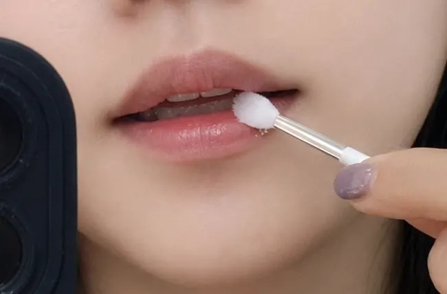 메이크업 전 입술에 사용한 립 마스크