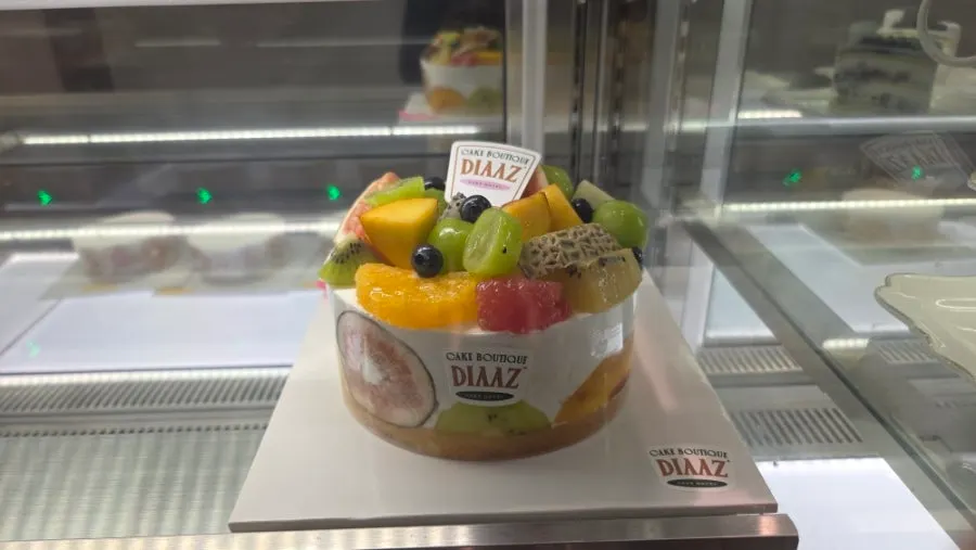홀케이크가 함께 진열된 쇼케이스