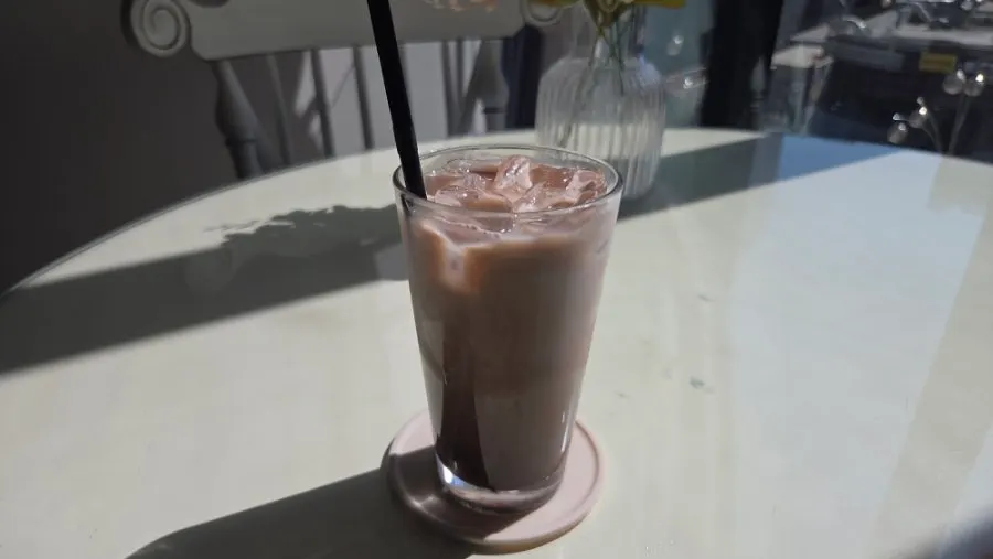 달달한 아이스 초코라떼 한 잔