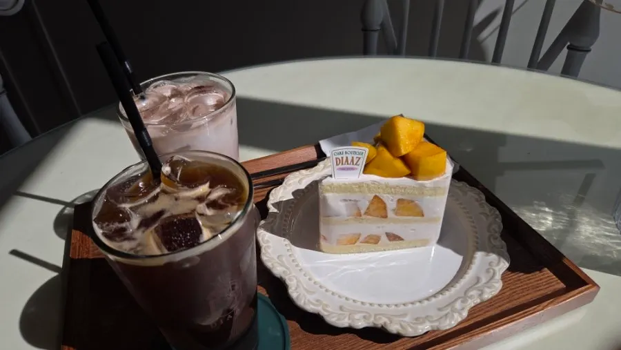 디아즈케이크부띠끄 창가 자리와 디저트 마무리 컷