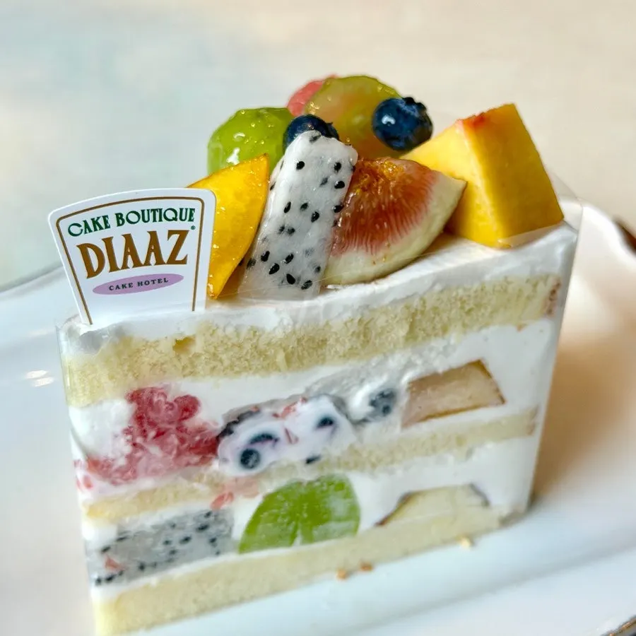 Fruit cake with fruit piled up in layers