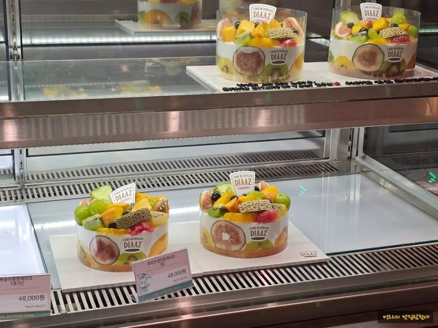 Showcase displaying whole cakes