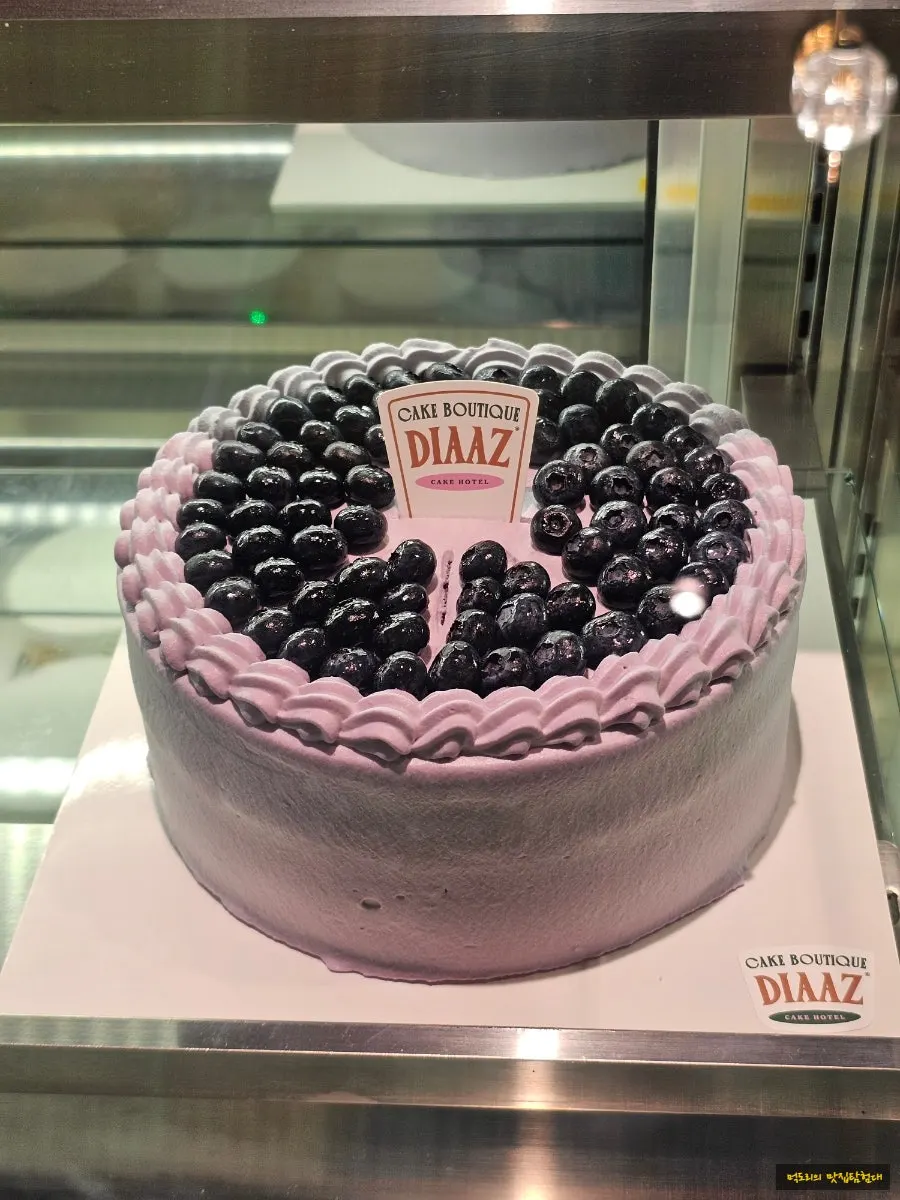 A Diaz cake topped with fruit and cream