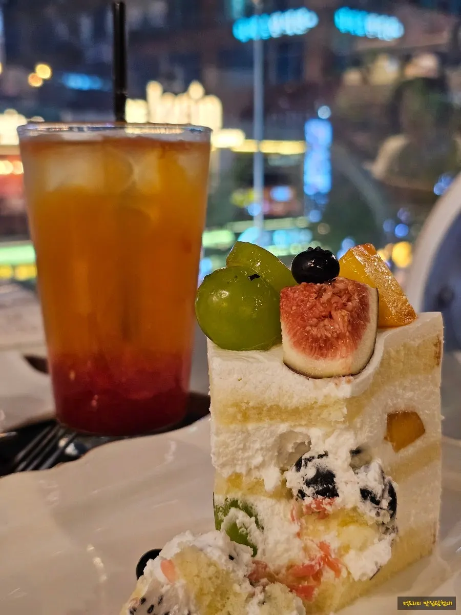 Cross-section of the cake showing fig, green grape, and blueberry