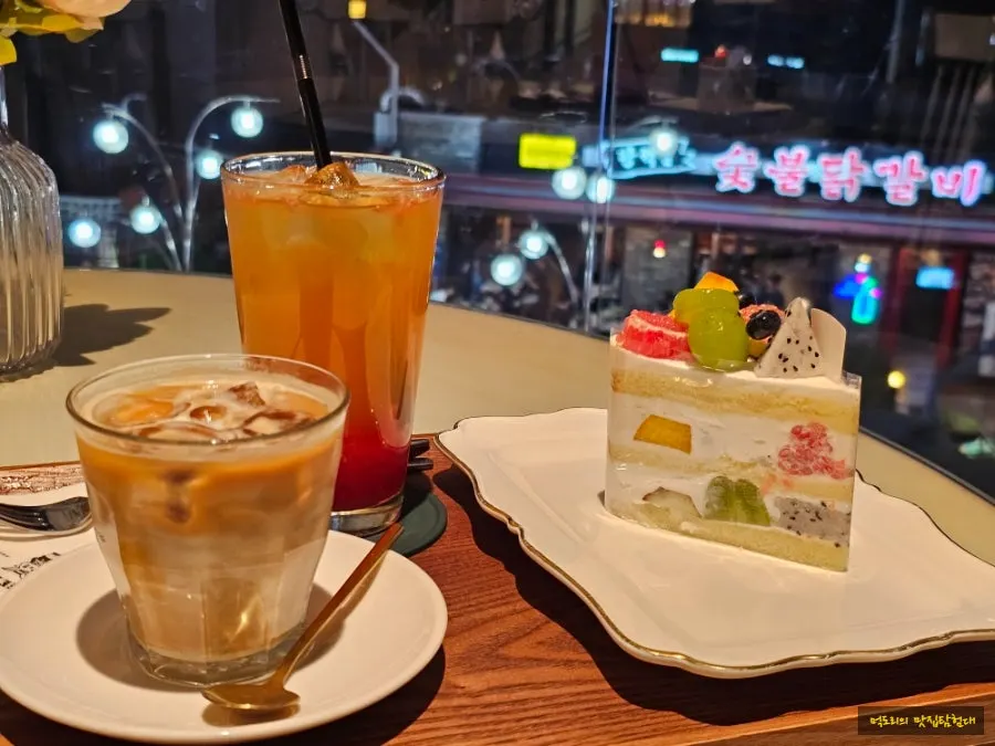 Cake and grapefruit honey black tea enjoyed at the window seat