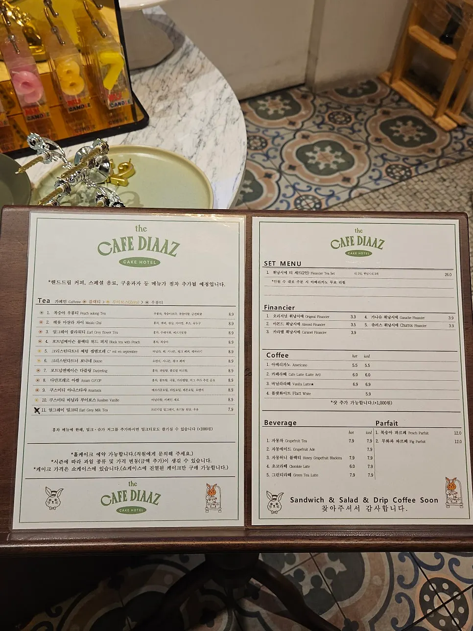 과일 올라간 조각케이크 쇼케이스