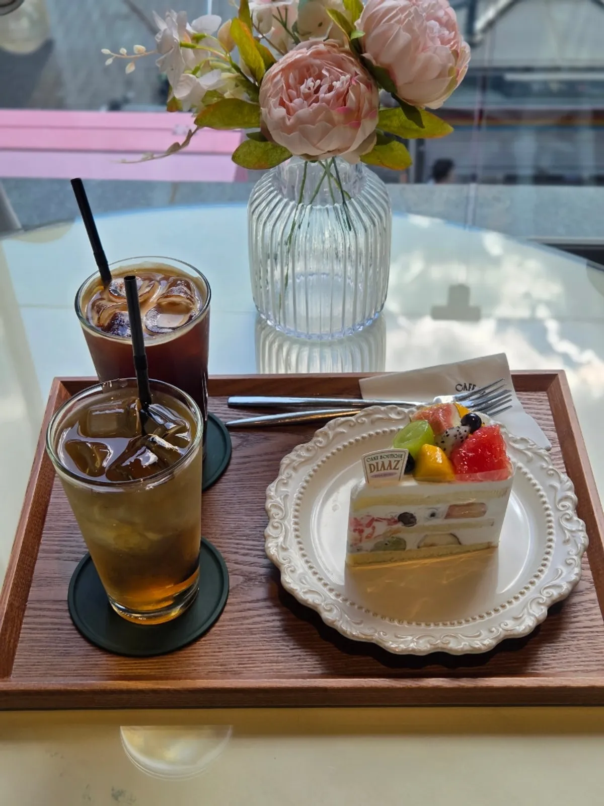Cake cross-section showing grapefruit, fig, and shine muscat