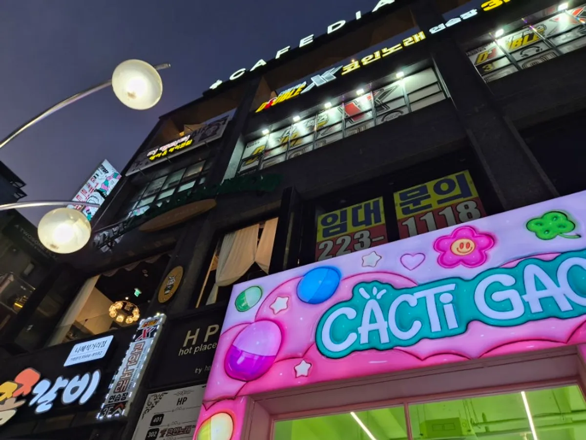 Storefront of Diaz Cake Boutique near Suwon City Hall Station