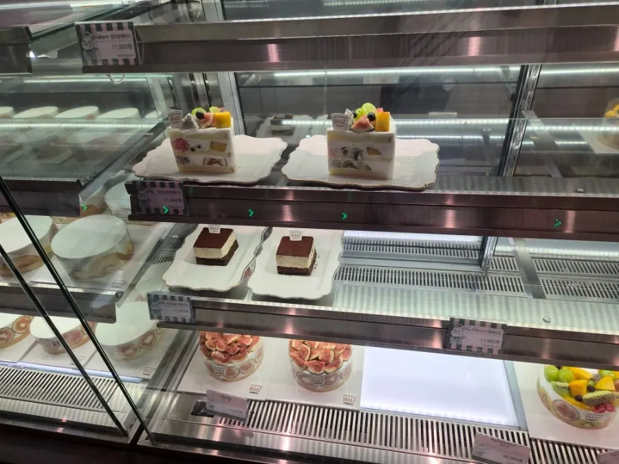 Window seat inside Diaz Cake Boutique